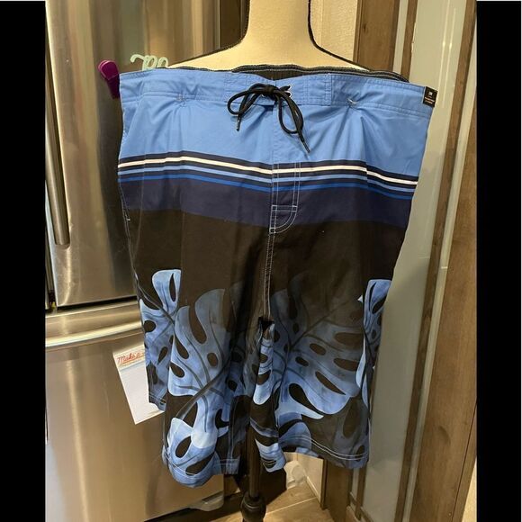 NWT Roundtree & Yorke Swim Trunks - Picture 1 of 7